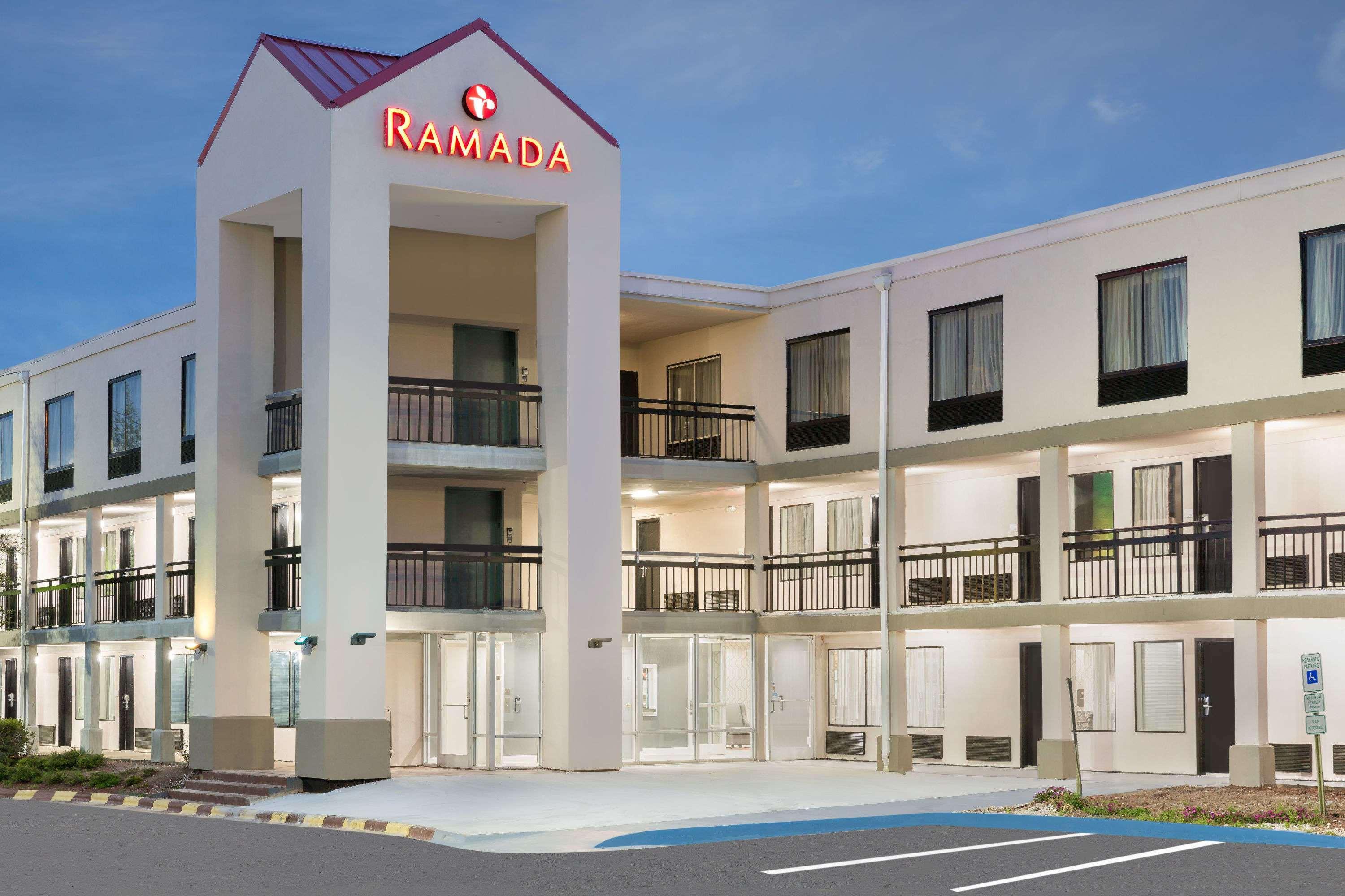 Clarion Pointe - Greensboro Coliseum Area Exterior photo