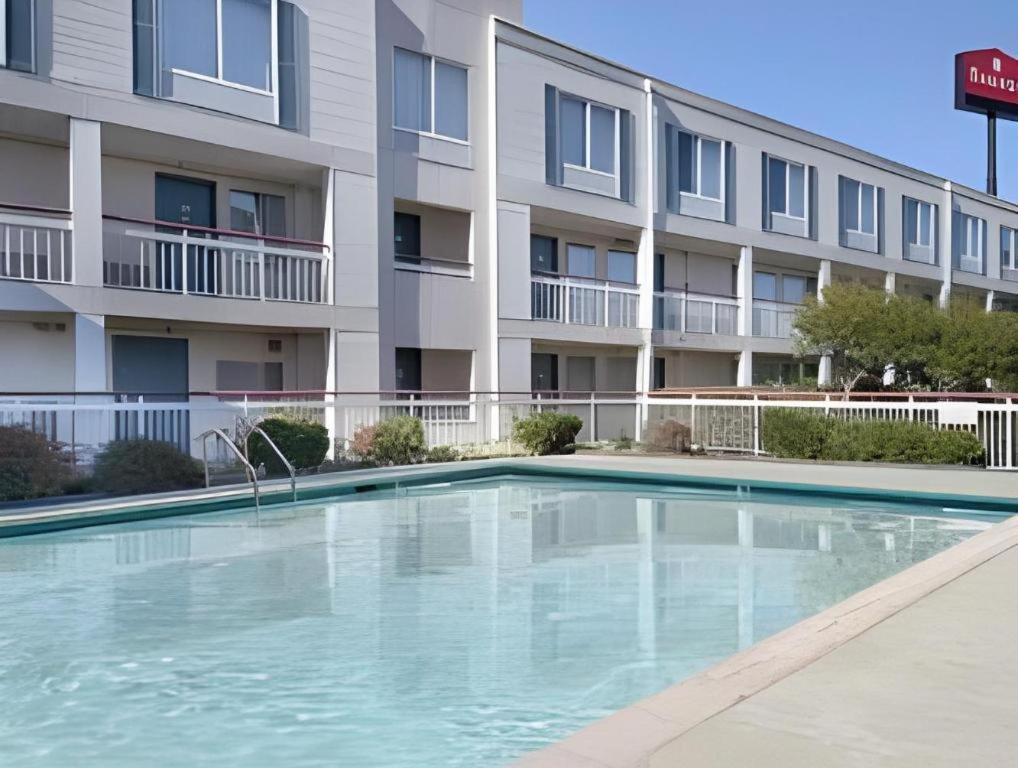 Clarion Pointe - Greensboro Coliseum Area Exterior photo